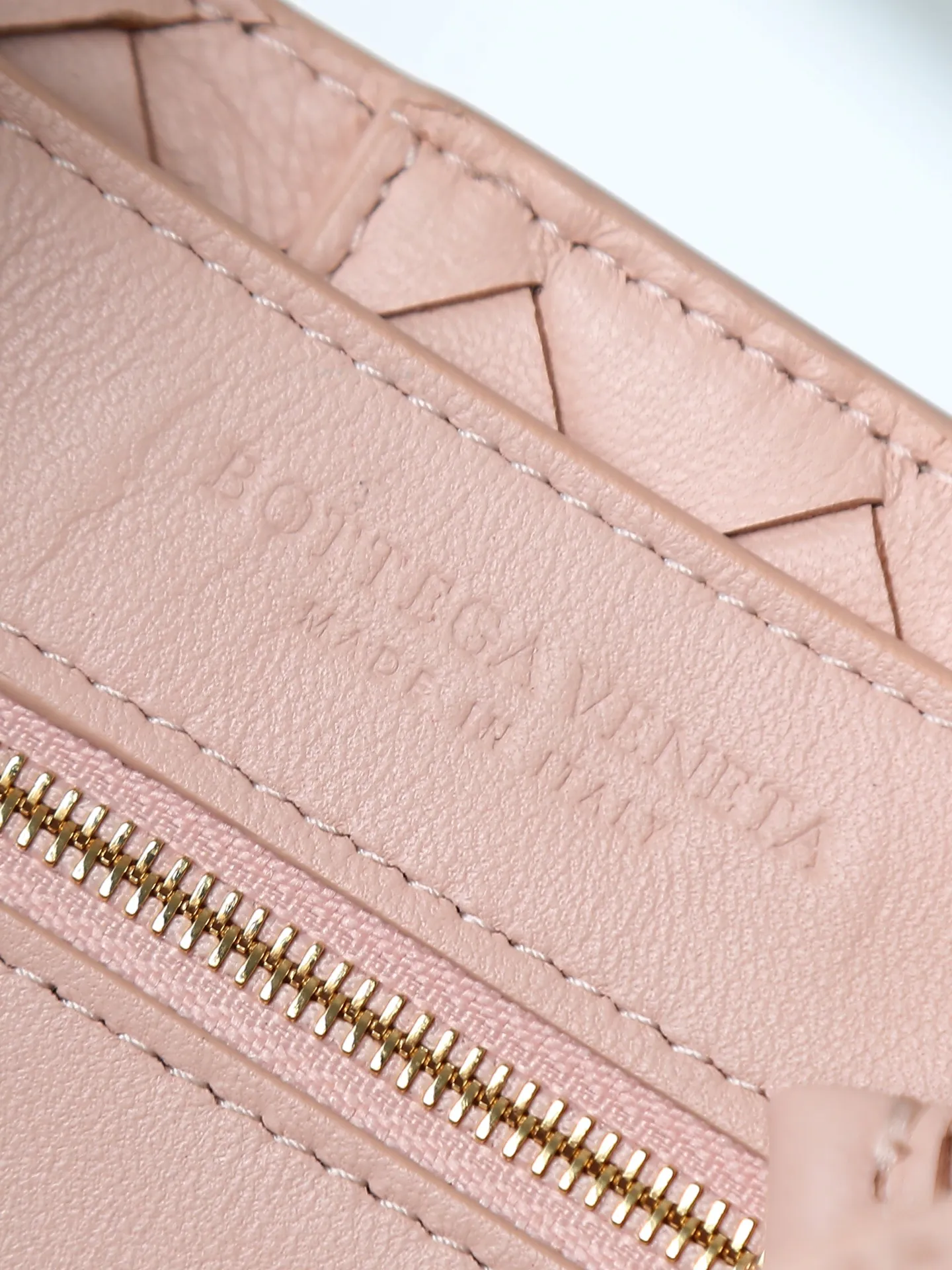 1300. Andiamo is shipping‼ ️Really popular🔥The new Andiamo woven handbag launched by Bottega Veneta this season is really popular all over the world! ! Celebrities at home and abroad have worn it, and Oscar-winning actress Michelle Yeoh has taken it out on the street. Song Jia, Trai Yala, Yu Feihong, Sanji Ayaka, Rosie Hunting-Whiteley, Yoshioka Riho, etc. have all worn this bag. It is classic and versatile and shows off your temperament, and the bag capacity is also large, which is very convenient for daily commuting! ! A variety of carrying methods, the shoulder straps can be adjusted by yourself, the original lambskin feels soft and delicate, and the unisex style breaks the gender boundaries and brings a more practical and long-lasting use experience. Andiamo, which has both elegant and casual styles, perfectly interprets the true appearance of "fashionable old money style". Style number: 766014 Size: 25*22*10.5cm